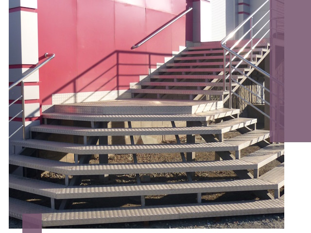 Лестницы для магазина в Осинниках — изготовление и монтаж