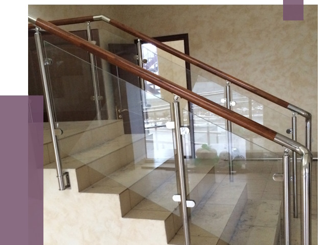 Комбинированные перила из металла и дерева в Осинниках