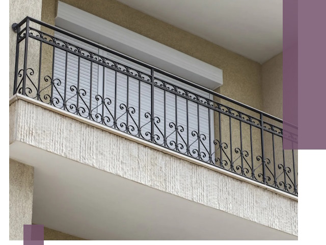 Балконные ограждения из металла и стекла в Осинниках для домов