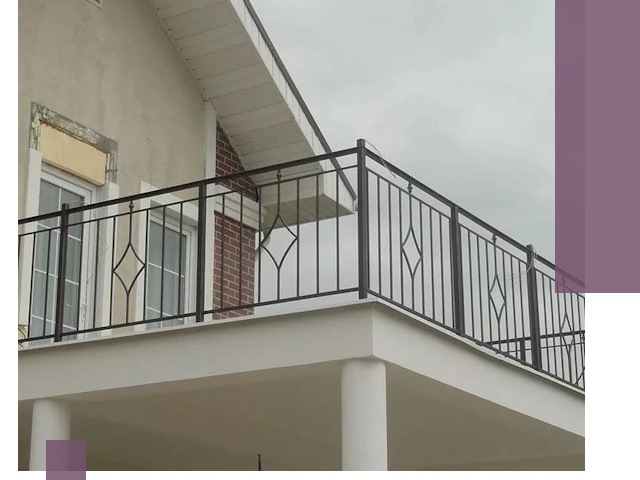 Изготовление балконных ограждений в Осинниках из металла и стекла