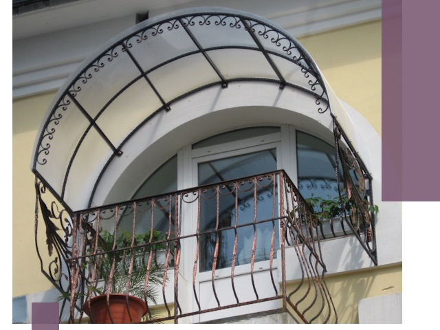 Козырьки над балконом в Осинниках — изготовление и монтаж